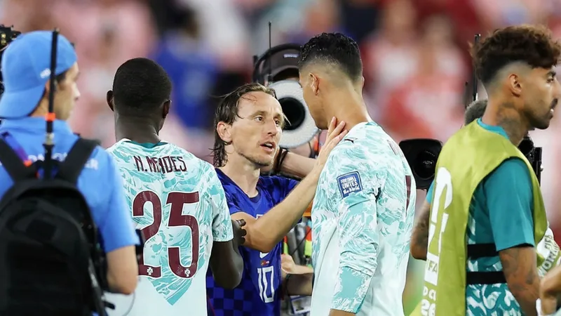 Cristiano Ronaldo elogia Modrić: "É ótimo vê-lo ainda jogando em alto Cristiano Ronaldo e Luka Modrić se abraçam no Estádio do Dragão, no Porto, durante amistoso entre Portugal e Croácia. — latest news and analysis.