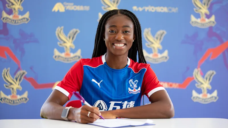 Crystal Palace contrata Sierra Enge para WSL — Football World Cup News Jogadora Sierra Enge com a camisa do Crystal Palace posando para foto oficial no estádio Selhurst Park — latest news and analysis.