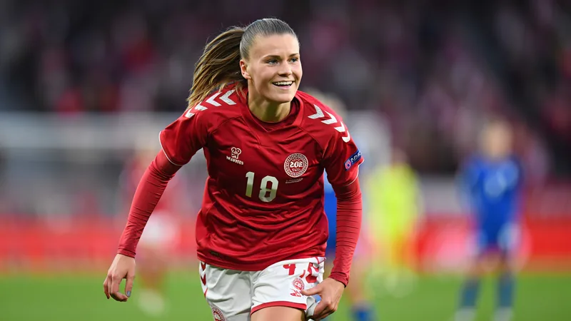 Janni Thomsen assina por dois anos com London City Lionesses Janni Thomsen, defensora dinamarquesa, posa com a camisa da London City Lionesses em frente ao estádio do clube em Londres.