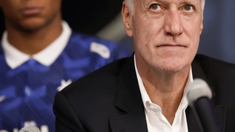 Deschamps defende Mbappé: 'Vocês o pintam como um ditador' — Football Didier Deschamps e Kylian Mbappé conversando durante um treino da seleção francesa, com bandeiras da França ao fundo — latest news and analysis.