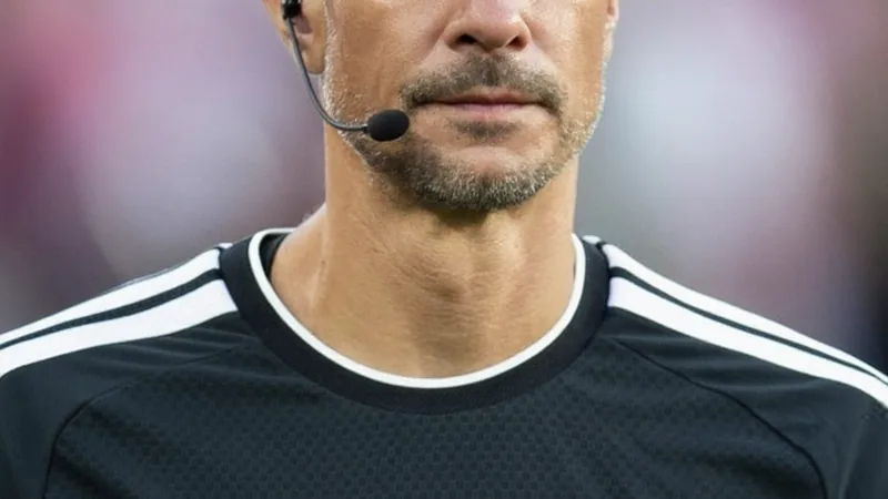 Esloveno Slavko Vincic apitará final do Mundial Espanha vs Argentina Árbitro Slavko Vincic em campo com apito na mão, vestindo uniforme preto, durante um jogo do Mundial. — latest news and analysis.