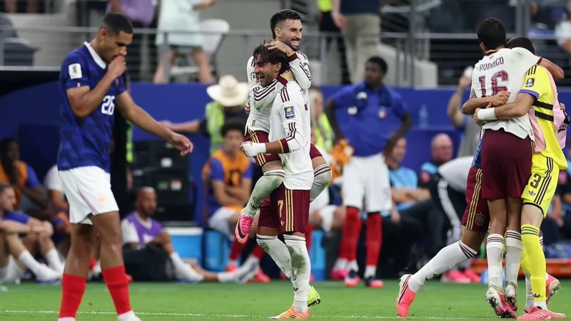Espanha reafirma identidade, mas será que seu estilo é 'chato' Jogadores da Espanha comemorando um gol contra a França em uma semifinal de torneio, com a torcida ao fundo e bandeiras espanholas.