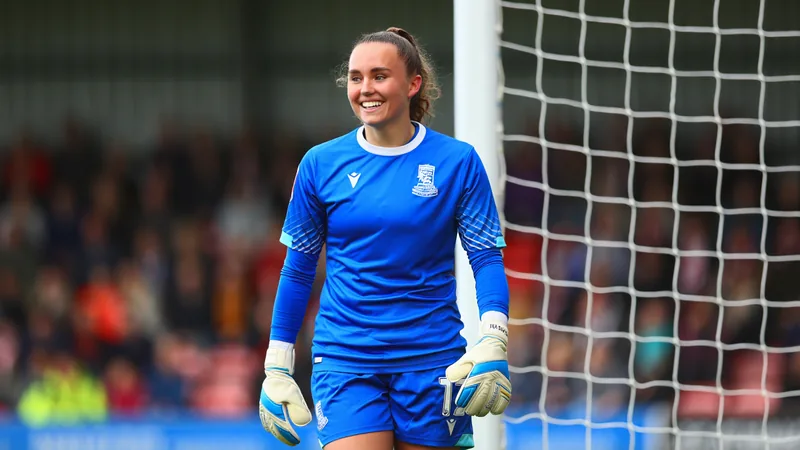 Ex-guardiã do Brighton, Baggaley retorna ao Birmingham — Football Goleira Sophie Baggaley com uniforme do Birmingham City, sorrindo em campo de futebol, com arquibancada ao fundo. — latest news and analysis.