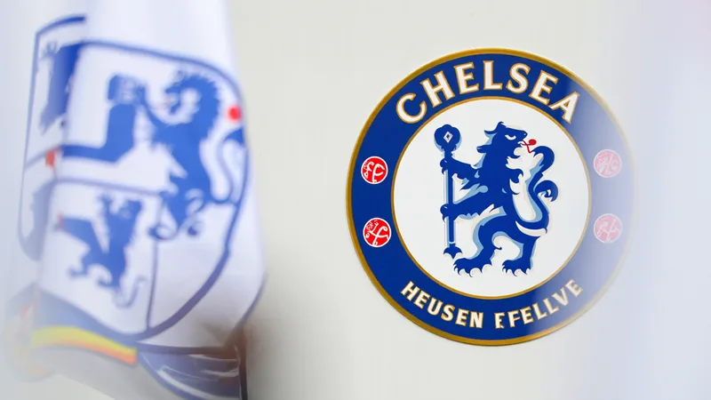 FA multa Chelsea em £10 mi e suspende registro — Football World Cup Estádio Stamford Bridge em Londres, sede do Chelsea, com a bandeira do clube tremulando ao vento em um dia ensolarado. — latest news and analysis.