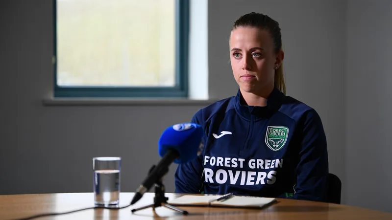 Fecho da equipa feminina do FGR 'envia mensagem de que as mulheres Jogadoras de futebol feminino do Forest Green Rovers em campo, com equipamento verde e branco, durante uma partida, com a torcida ao fundo.