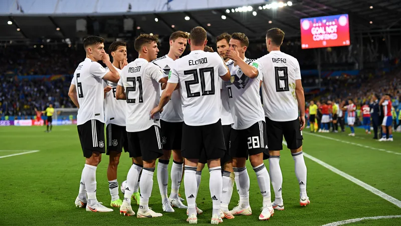 Fifa explica decisão de anular gol da Alemanha — Football World Cup Árbitro de futebol segurando um cartão amarelo em campo durante a partida entre Alemanha e Paraguai pela Copa do Mundo. — latest news and analysis.
