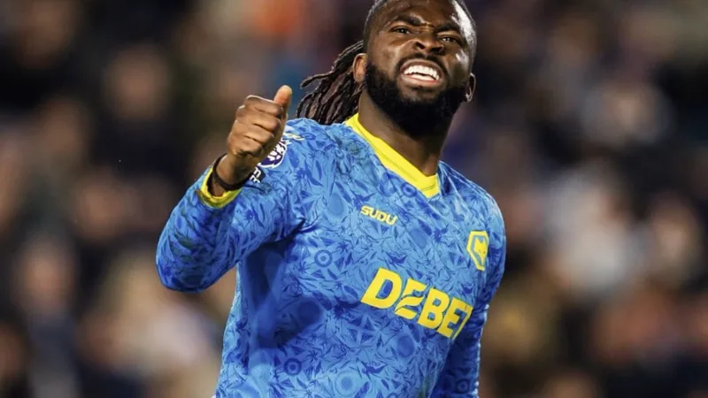 Fiorentina tem proposta recusada pelo Wolves por Tolu Arokodare Jogador de futebol nigeriano Tolu Arokodare em ação com a camisa do Wolverhampton, em um campo de grama verde. — latest news and analysis.