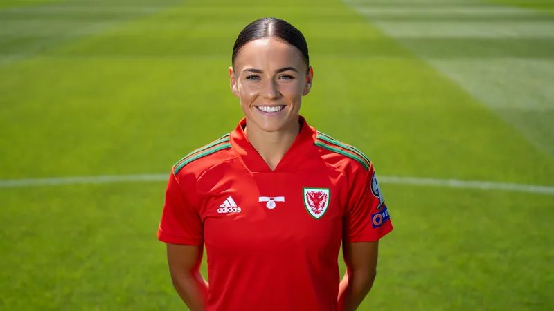 Jogadora de futebol feminino com a camisola do Newcastle United a segurar a bola num relvado, com o estádio ao fundo — latest news and analysis.