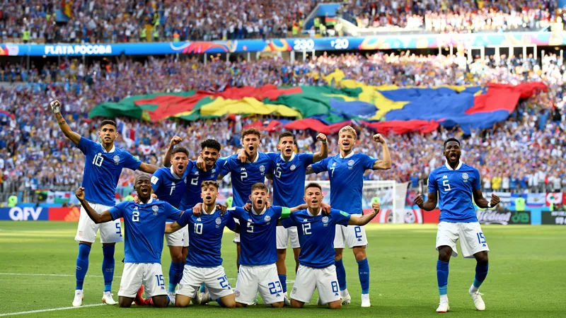 Golos tardios, viradas e surpresas: o melhor Mundial de sempre Estádio lotado com adeptos a vibrar durante um jogo do Mundial, com o relvado verde e bandeiras dos países anfitriões ao fundo.
