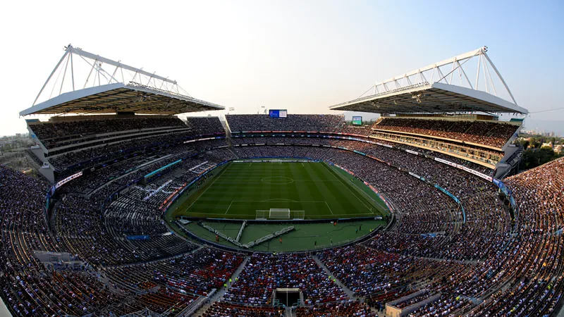 Inglaterra entra no Azteca, onde reis do futebol são coroados Inglaterra entra no Azteca, onde reis do futebol são coroados