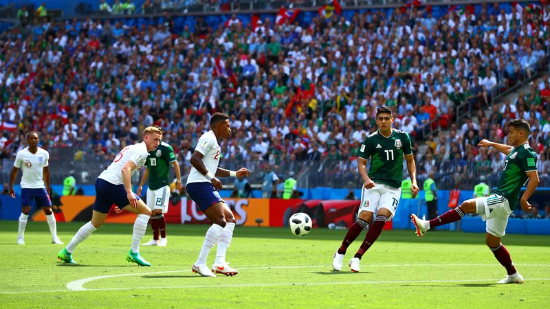 Inglaterra-México mantém horário após reviravolta da Fifa — Football Estádio Azteca na Cidade do México à noite, com gramado iluminado e bandeiras de Inglaterra e México nas arquibancadas. — latest news and analysis.