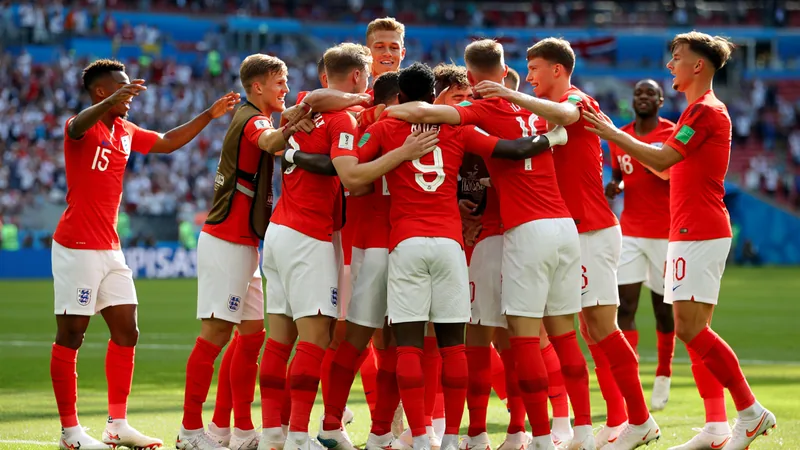 Jogadoras da Inglaterra comemorando a vitória sobre a Noruega em campo, com torcedores ao fundo e bandeiras inglesas. — latest news and analysis.