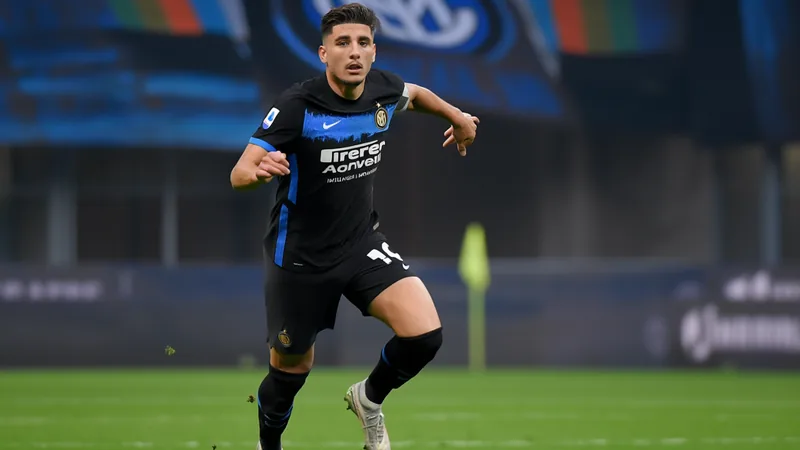 Inter aguarda novos exames para Anan Khalaili após pedido do CONI Jogador de futebol Anan Khalaili em campo com a camisa do clube israelense, durante partida noturna, com refletores acesos.