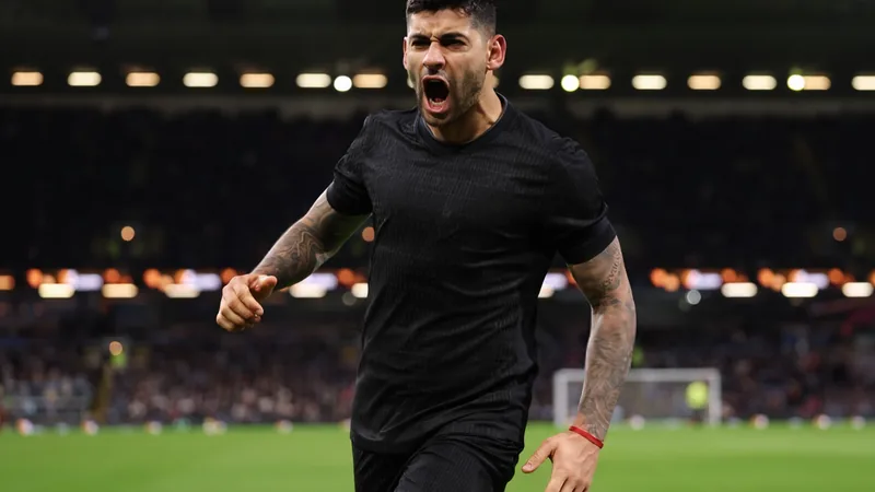 Cristian Romero, zagueiro argentino do Tottenham, em ação durante uma partida de futebol, com a camisa do clube inglês. — latest news and analysis.