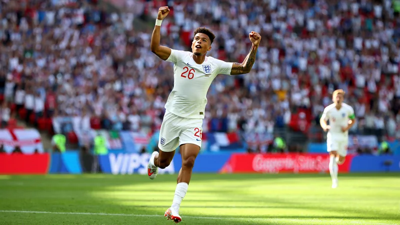 Jude Bellingham: O regresso à indiscutibilidade na seleção inglesa Jude Bellingham com a camisola da seleção inglesa a celebrar um golo num estádio cheio, com os adeptos ao fundo a vibrar.