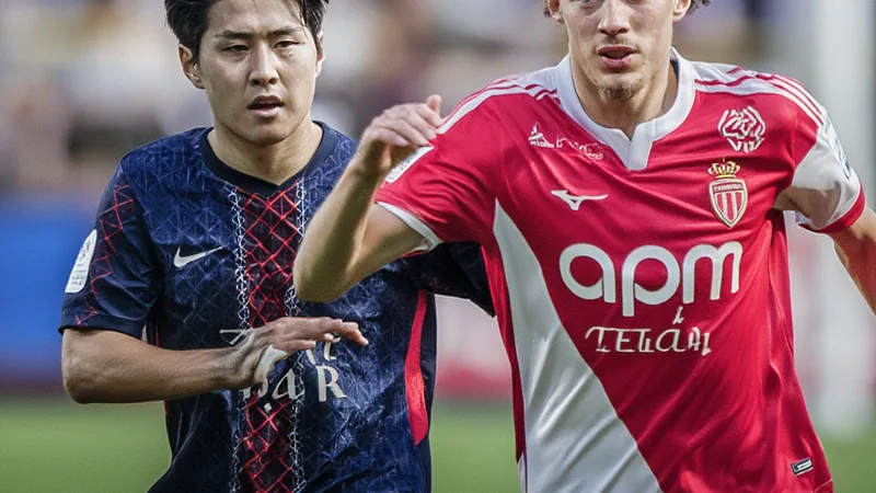 Kang-in Lee no Atlético Madrid e PSG avança por Akliouche — Football Jogador Kang-in Lee com a camisa do PSG em campo, ao lado de Maghnes Akliouche do Monaco, em montagem com fundo de estádio de futebol.