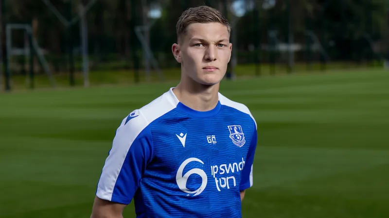 Kjell Scherpen passa por exames médicos no Ipswich Town — Football Kjell Scherpen em ação durante um jogo pelo Union Saint-Gilloise, vestindo o uniforme amarelo e azul, defendendo um chute a gol.