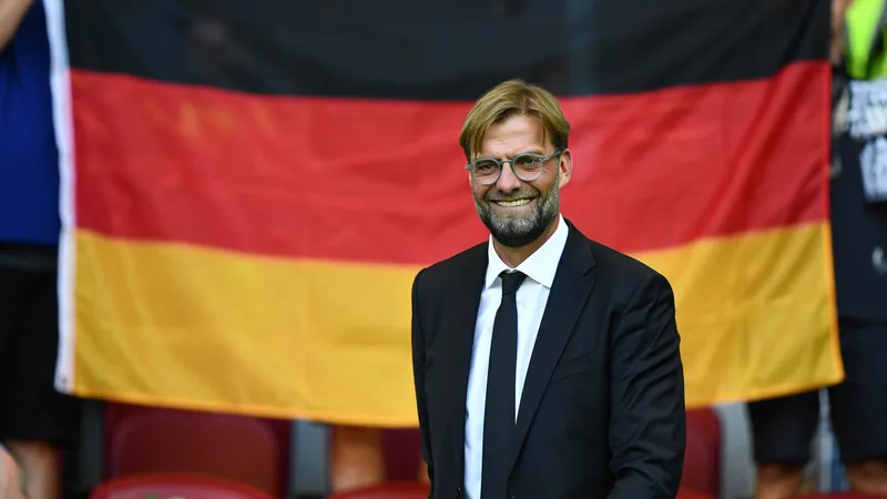 Klopp aceita substituir Nagelsmann como técnico da Alemanha Jurgen Klopp sorrindo em uma coletiva de imprensa com o logotipo da Federação Alemã de Futebol ao fundo — latest news and analysis.