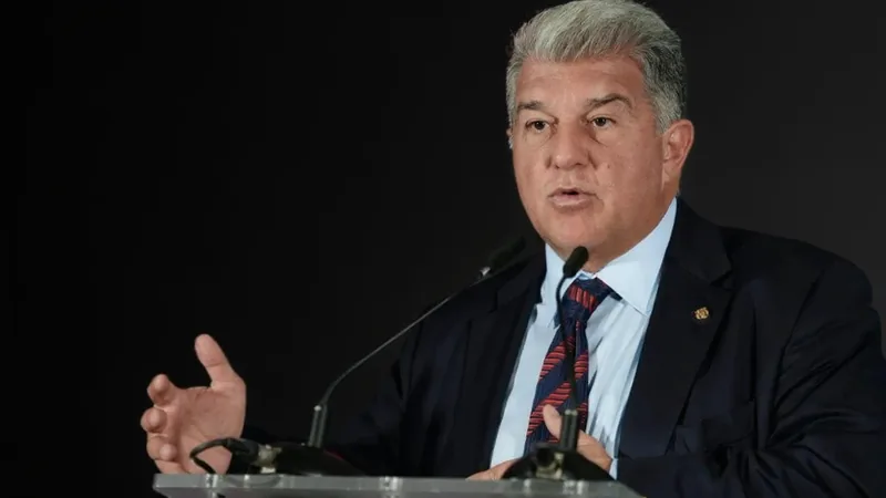 Laporta: Messi é passado e presente, Lamine é presente e futuro Joan Laporta, presidente do Barcelona, falando em entrevista, com o logotipo do clube ao fundo e imagens de Lionel Messi e Lamine Yamal em destaque.