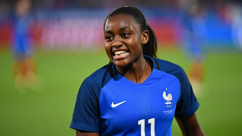 London City Lionesses contratam Diani por mais de £500 mil — Football Kadidiatou Diani com a camisa do Lyon comemorando um gol, em um estádio lotado, durante uma partida da Liga dos Campeões Feminina.