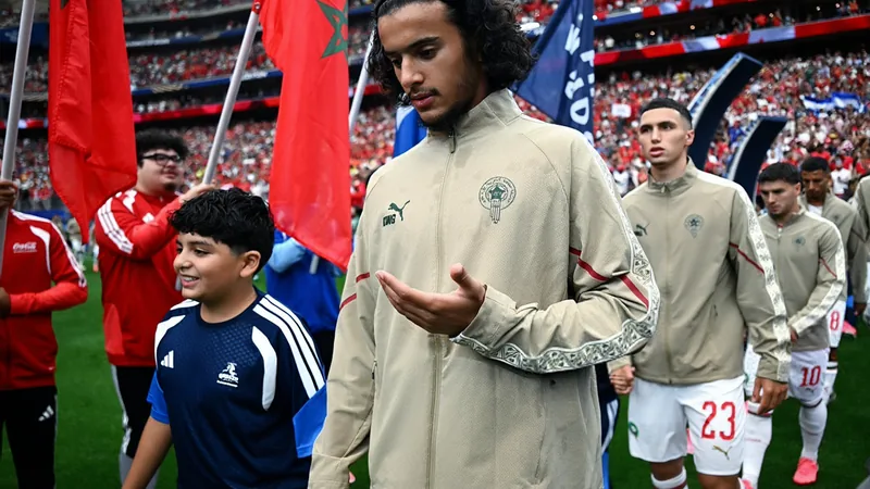 Manchester City negocia com Lille por Ayyoub Bouaddi — Football World Jovem jogador de futebol marroquino Ayyoub Bouaddi em campo com a camisa do Lille, durante partida noturna, com refletores iluminando o gramado.
