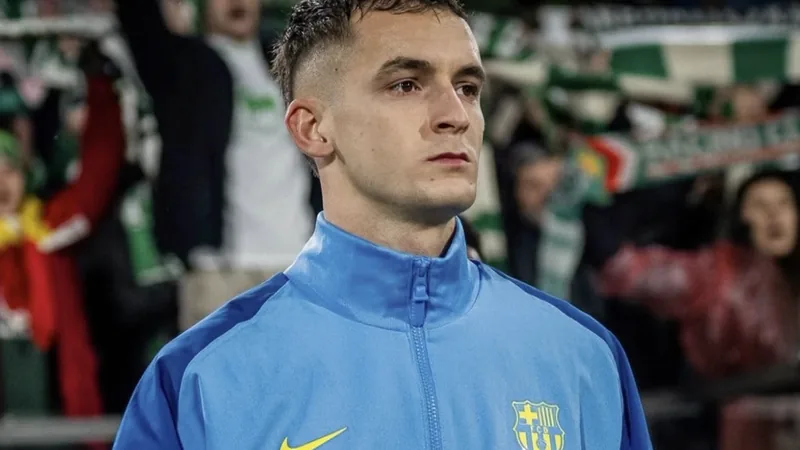 Marc Casadó pode deixar o Barcelona neste verão; Jorge Mendes negocia Jovem jogador Marc Casadó com a camisa do Barcelona em campo, durante uma partida, com o estádio Camp Nou ao fundo. — latest news and analysis.