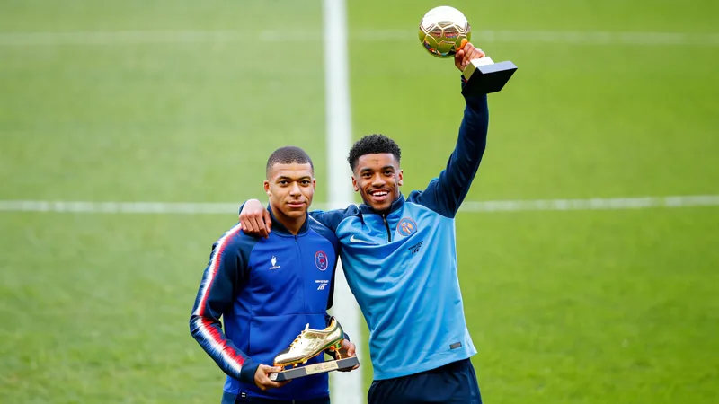 Mbappé faz história com segunda Chuteira de Ouro; Rodri é eleito Kylian Mbappé segurando a Chuteira de Ouro em um estádio lotado, comemorando com a torcida francesa ao fundo — latest news and analysis.