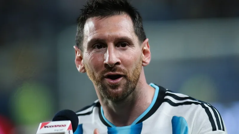 Lionel Messi sorrindo e abraçando companheiros do Inter Miami no gramado durante uma partida, com a torcida ao fundo. — latest news and analysis.
