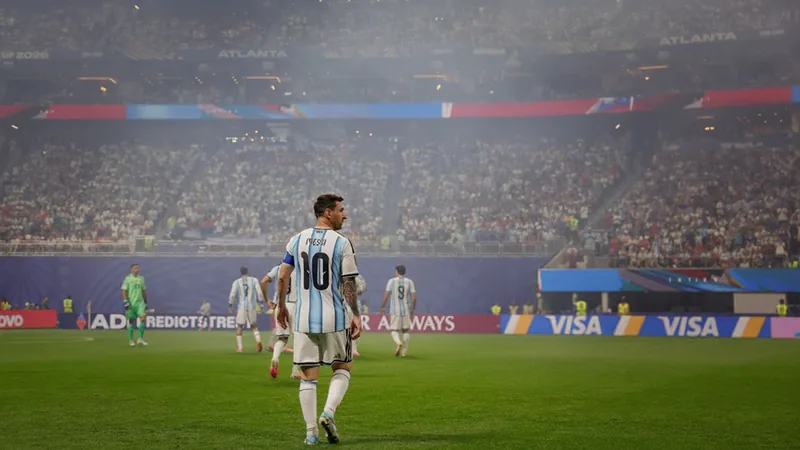 Messi perde segundo pênalti consecutivo em Copas do Mundo — Football Lionel Messi com expressão de frustração após perder um pênalti em um estádio lotado durante uma partida da Copa do Mundo