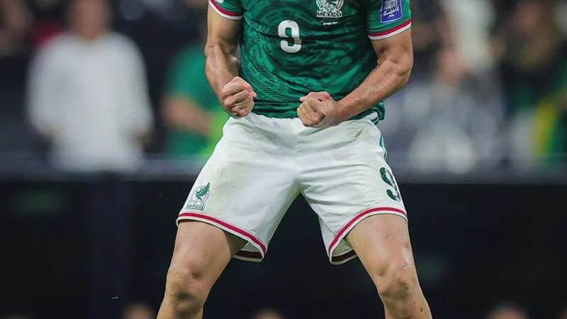 México elimina o Equador e avança às oitavas da Copa do Mundo Jogadores mexicanos comemoram o gol de Hirving Lozano contra o Equador no Estádio Akron, em Guadalajara, com a torcida ao fundo.