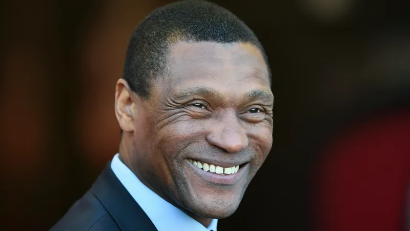 Michael Emenalo deixa cargo de diretor executivo da Saudi Pro League Michael Emenalo, executivo nigeriano de terno, em entrevista coletiva com o logotipo da Saudi Pro League ao fundo — latest news and analysis.