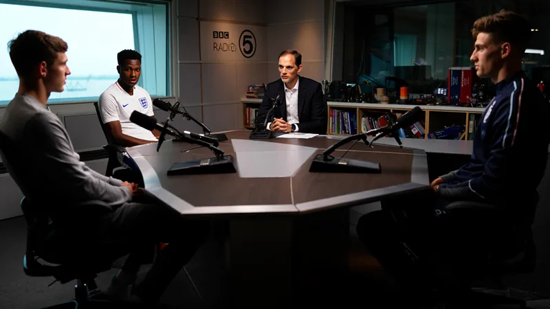 Thomas Tuchel, técnico da Inglaterra, conversa com jogadores Ezri Konsa, Marc Guéhi e John Stones durante treino antes da semifinal da Copa do Mundo
