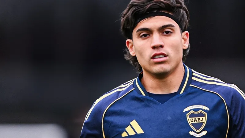 Napoli acerta termos pessoais com Exequiel Zeballos para o verão Jovem atacante argentino Exequiel Zeballos com a camisa do Boca Juniors, em ação durante uma partida, com estádio lotado ao fundo