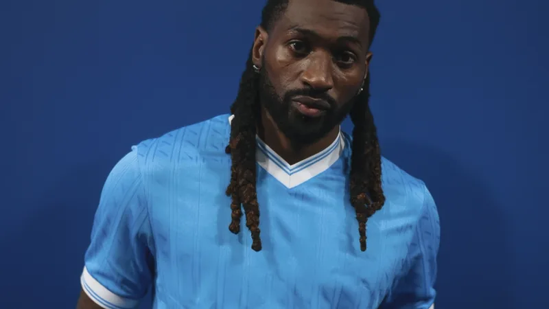 Napoli confirma permanência de Zambo Anguissa por mais uma temporada Jogador Zambo Anguissa com a camisola do Napoli a celebrar um golo no estádio San Paolo, em Nápoles, com adeptos ao fundo.