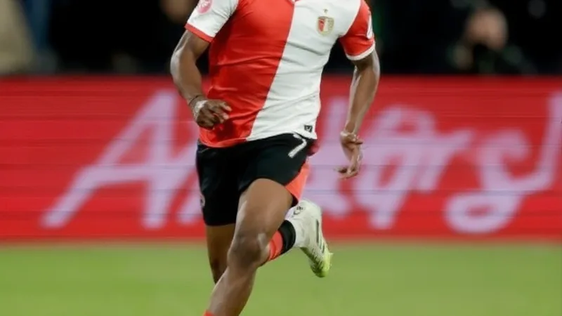 Nottingham Forest faz nova oferta de €20 milhões por Givairo Read Jovem jogador Givairo Read com a camisa do Feyenoord em campo, durante partida da Eredivisie, à noite, com torcida ao fundo.
