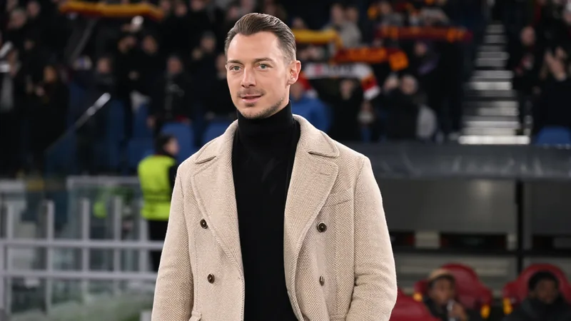 Newcastle United: Matthias Jaissle é o novo treinador — Football Matthias Jaissle, treinador alemão de 36 anos, vestindo terno e sorrindo, em um estádio de futebol com o logotipo do Newcastle United ao fundo