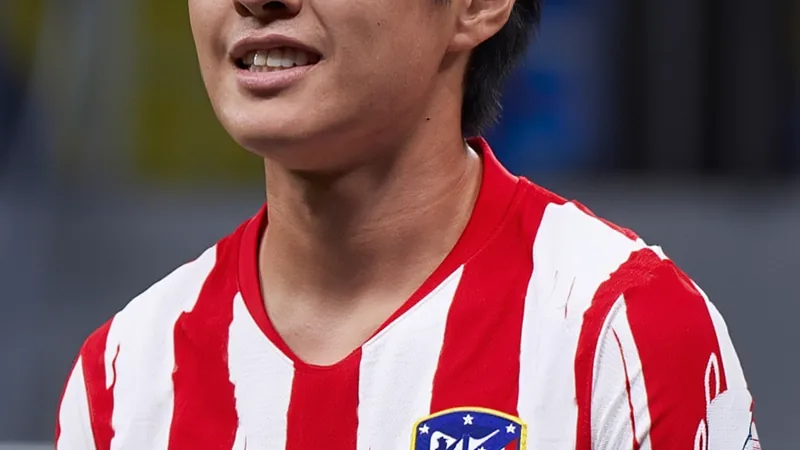 Jogador Kang-in Lee com a camisa do Atlético de Madrid posando para foto oficial no estádio Metropolitano — latest news and analysis.