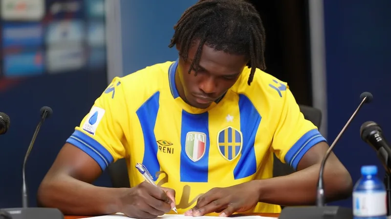 Ousmane Diallo vestindo a camisa do Parma, sorridente, em frente ao estádio Ennio Tardini, com a torcida ao fundo. — latest news and analysis.