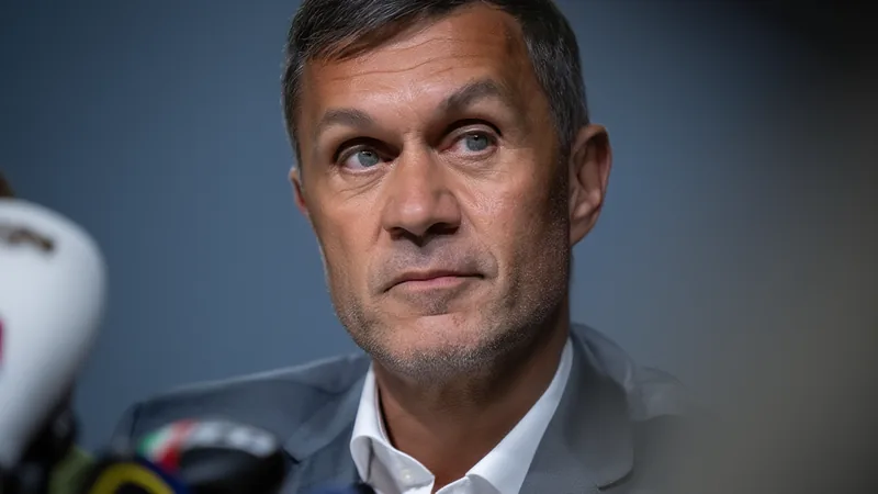 Maldini revela que Federação Italiana contactou Ancelotti e Guardiola Paolo Maldini em entrevista coletiva, vestindo terno, com o logotipo da FIGC ao fundo, falando sobre a abordagem a Ancelotti e Guardiola.