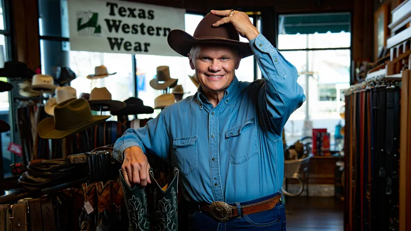 Para os americanos, Erling Haaland já é um vencedor — Football World Erling Haaland sorrindo com chapéu de cowboy e botas em uma loja no Texas, cercado por fãs americanos animados. — latest news and analysis.