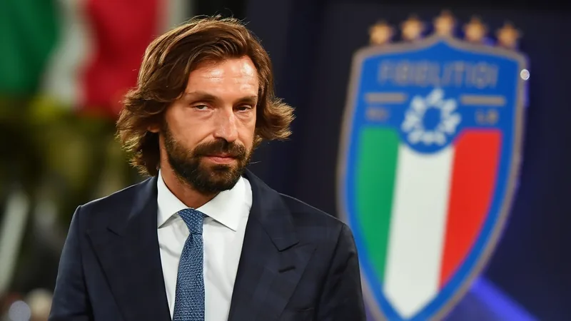 Pirlo na Federação Italiana: reunião decisiva sobre novo técnico Andrea Pirlo em traje formal, sentado em uma sala de reuniões da Federação Italiana de Futebol, com bandeiras da Itália ao fundo e documentos sobre a