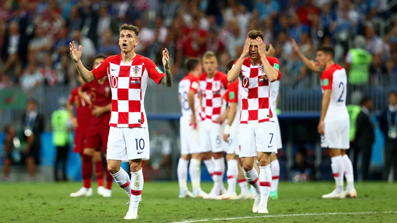 Polêmica com 'Snicko' no VAR elimina Croácia e mantém sonho de Cristiano Ronaldo comemora ao lado de companheiros portugueses após gol de pênalti, com torcida ao fundo no estádio em Toronto