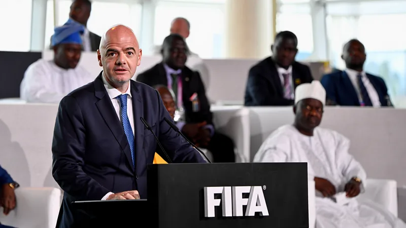 África e o plano da Fifa: apoio ou risco? — Football World Cup News Mapa da África com bandeiras de futebol e uma bola ao centro, simbolizando o apoio do continente à Fifa em meio a controvérsias.