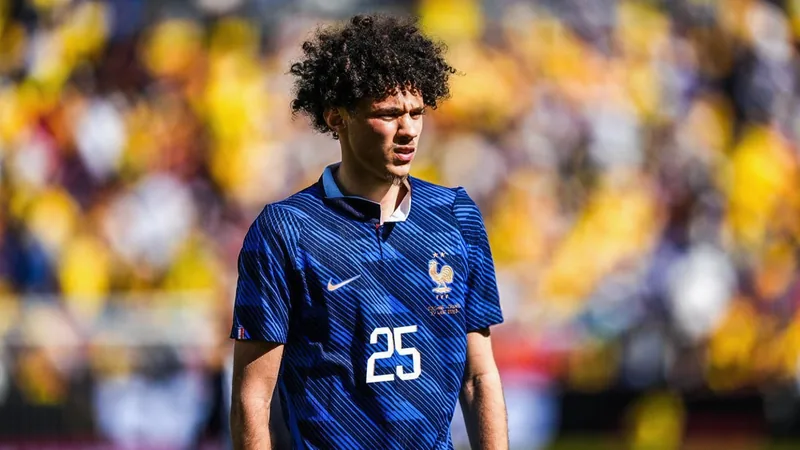 PSG lidera corrida por Maghnes Akliouche, joia do Monaco — Football Jovem jogador Maghnes Akliouche com a camisa do Monaco em campo, driblando um adversário durante partida da Ligue 1 — latest news and analysis.
