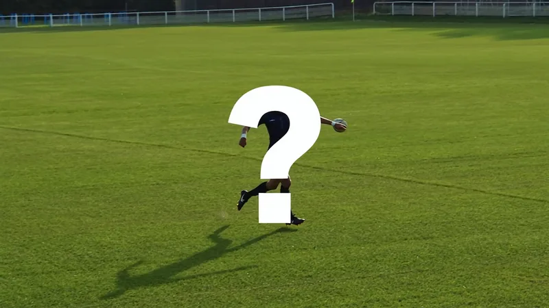 Quem sou eu? Adivinhe a estrela da Copa nº 38 — Football World Cup Campo de futebol com uma bola no centro e um ponto de interrogação sobre ela, representando o jogo de adivinhação de estrelas da Copa do Mundo.