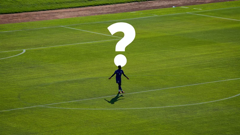 Quem sou eu? Adivinhe a estrela da Copa nº 40 — Football World Cup Uma bola de futebol em um campo verde com um ponto de interrogação no centro, representando o jogo de adivinhação de estrelas da Copa