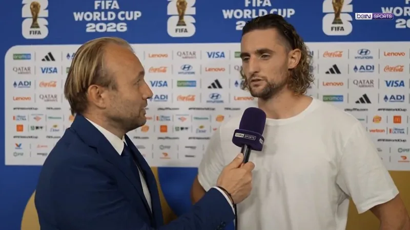 Rabiot critica comportamento inaceitável em jogo decisivo — Football Adrien Rabiot, meio-campista da seleção francesa, em campo durante partida decisiva, com expressão séria e braçadeira de capitão