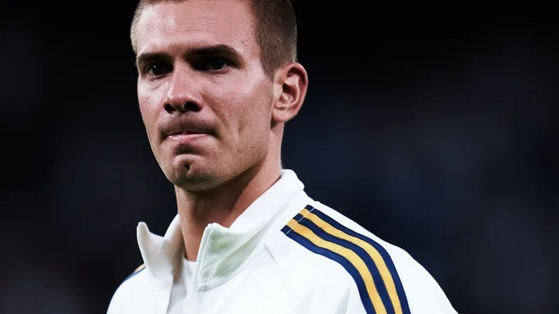 Jovem jogador Franco Mastantuono com a camisa do Real Madrid em campo, durante uma partida de futebol, com torcida ao fundo.