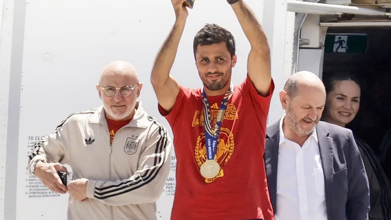 Rodri e Luis de la Fuente: Espanha conquista Eurocopa 2024 — Football Jogadores da seleção espanhola erguendo a taça da Eurocopa 2024 em campo, com fogos de artifício ao fundo e bandeiras da Espanha sendo agitadas pela