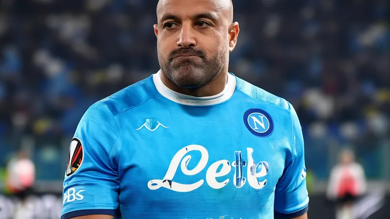 Romelu Lukaku com a camisa do Napoli durante uma partida, em campo iluminado, com torcida ao fundo. — latest news and analysis.